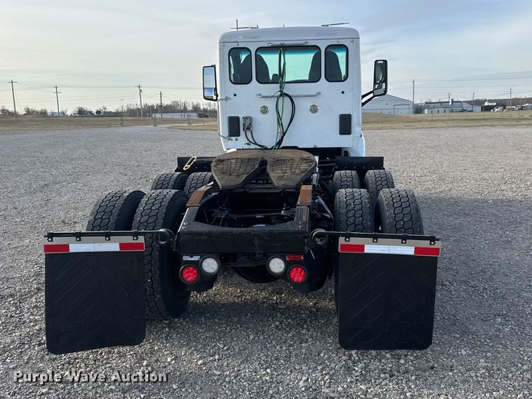 image for item ET1713 2020 Peterbilt 579 semi truck