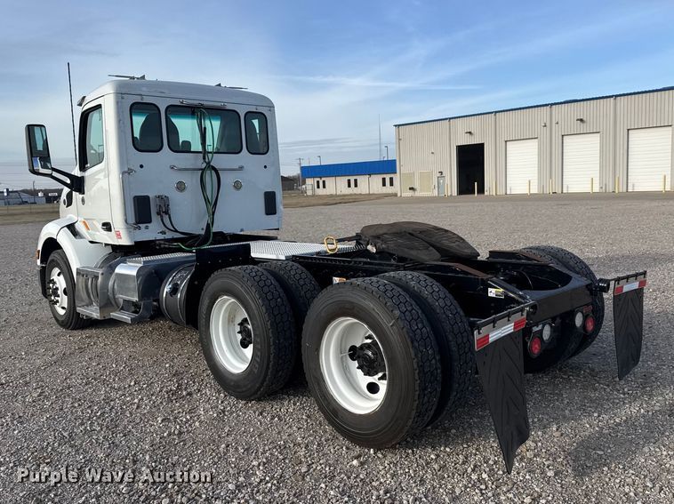 image for item ET1713 2020 Peterbilt 579 semi truck