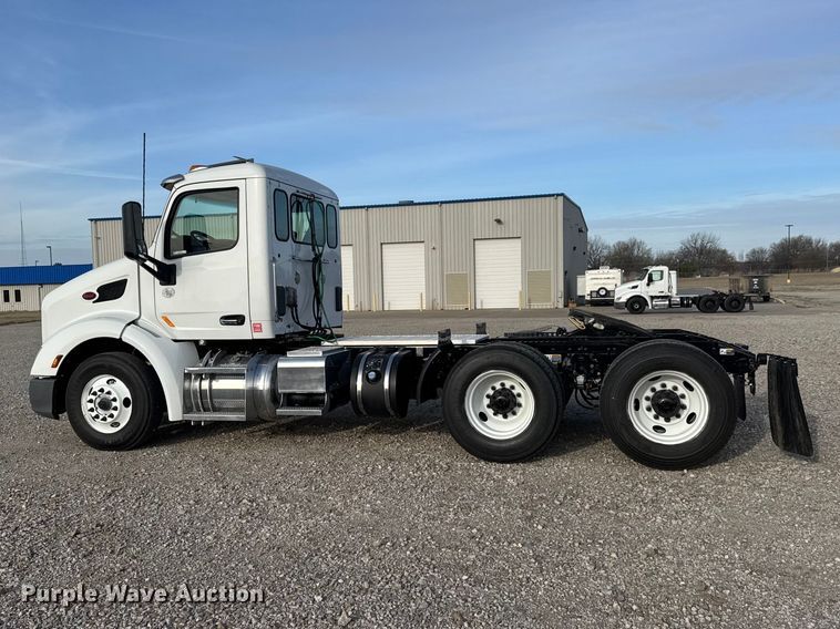 image for item ET1713 2020 Peterbilt 579 semi truck