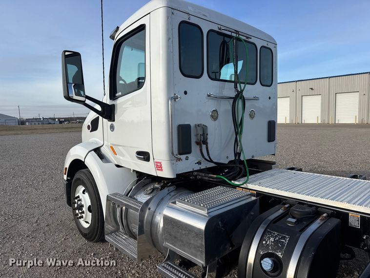 image for item ET1713 2020 Peterbilt 579 semi truck