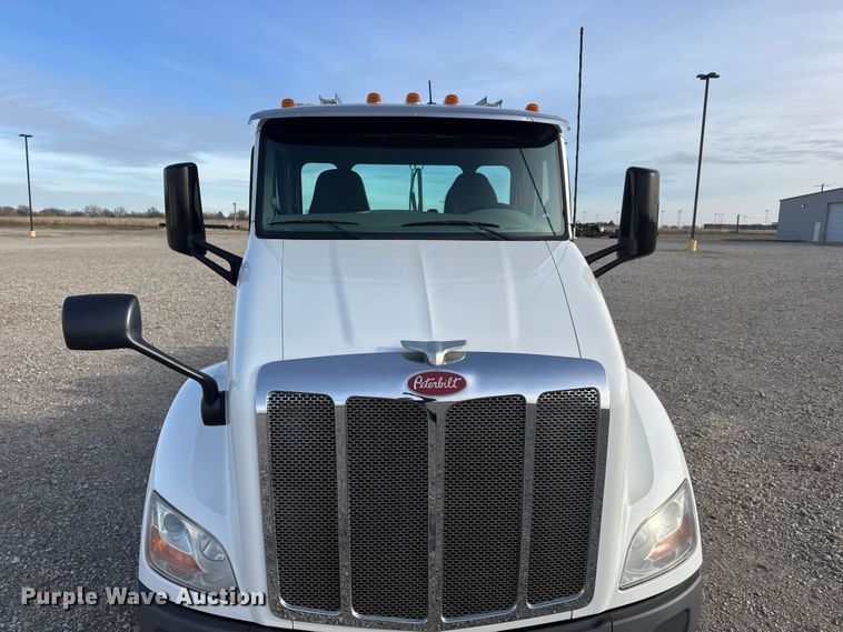 image for item ET1713 2020 Peterbilt 579 semi truck