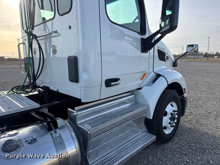 image for item ET1713 2020 Peterbilt 579 semi truck