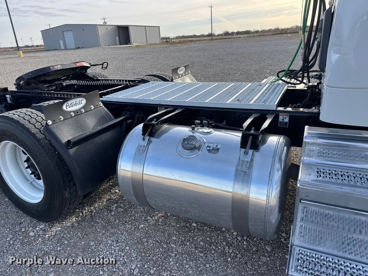 image for item ET1713 2020 Peterbilt 579 semi truck