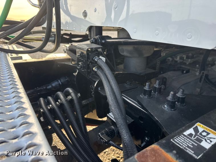 image for item ET1713 2020 Peterbilt 579 semi truck