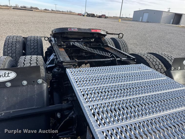 image for item ET1713 2020 Peterbilt 579 semi truck