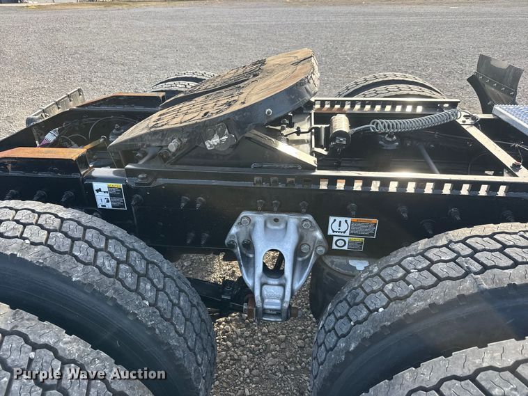 image for item ET1713 2020 Peterbilt 579 semi truck