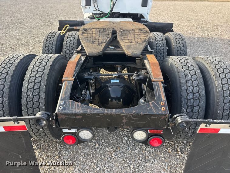 image for item ET1713 2020 Peterbilt 579 semi truck