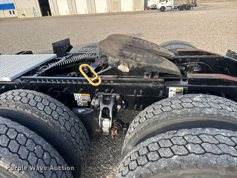 image for item ET1713 2020 Peterbilt 579 semi truck