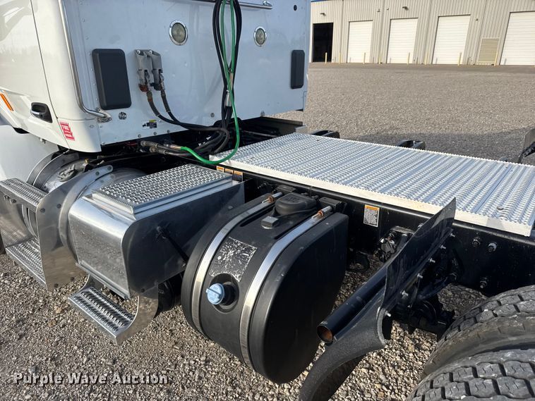image for item ET1713 2020 Peterbilt 579 semi truck
