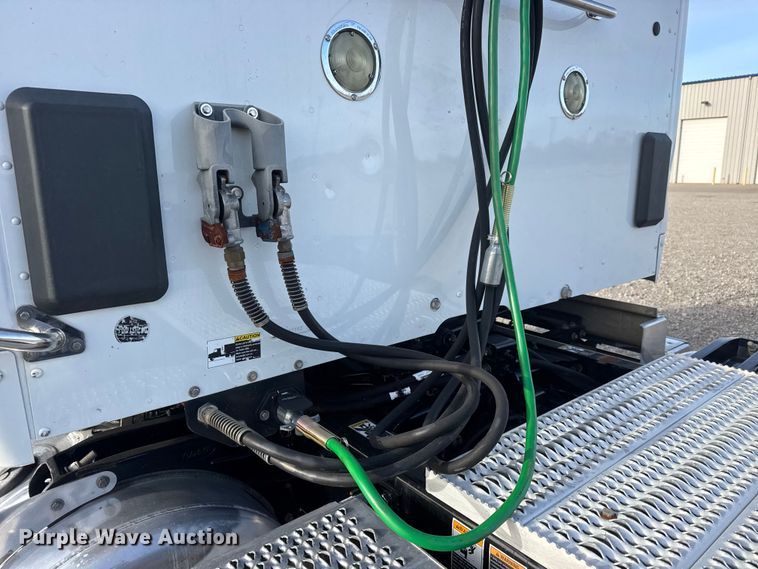 image for item ET1713 2020 Peterbilt 579 semi truck