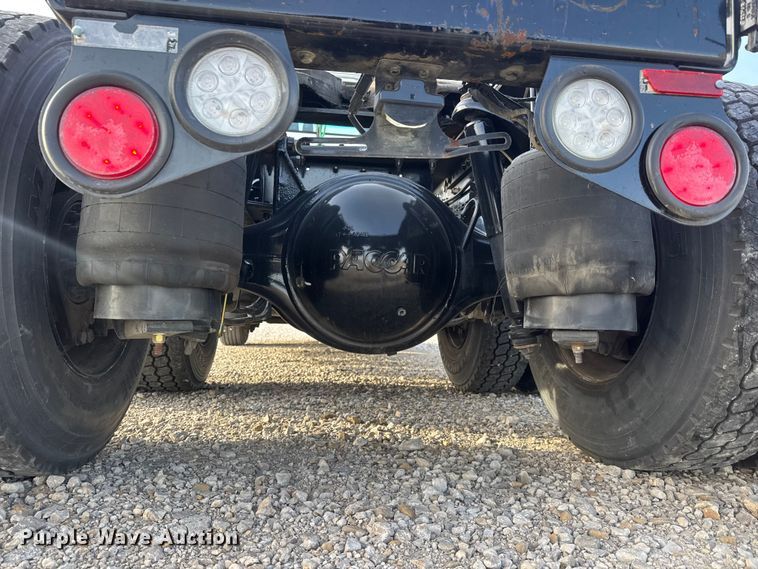 image for item ET1713 2020 Peterbilt 579 semi truck