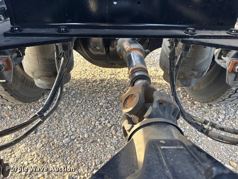 image for item ET1713 2020 Peterbilt 579 semi truck