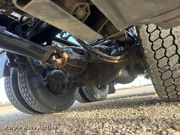 image for item ET1713 2020 Peterbilt 579 semi truck