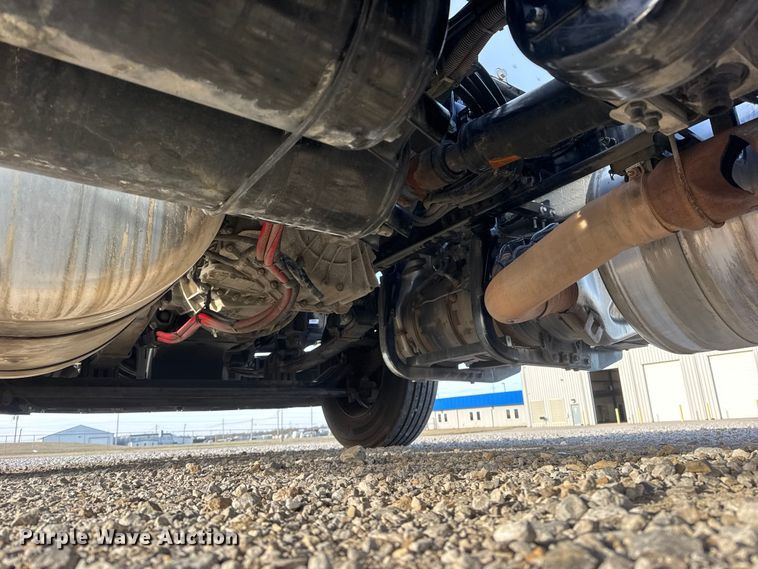 image for item ET1713 2020 Peterbilt 579 semi truck