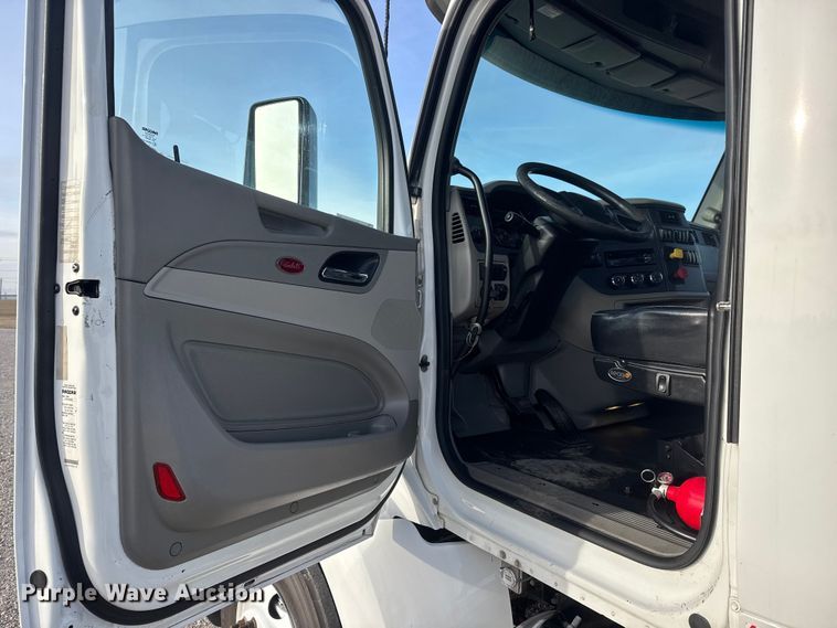 image for item ET1713 2020 Peterbilt 579 semi truck