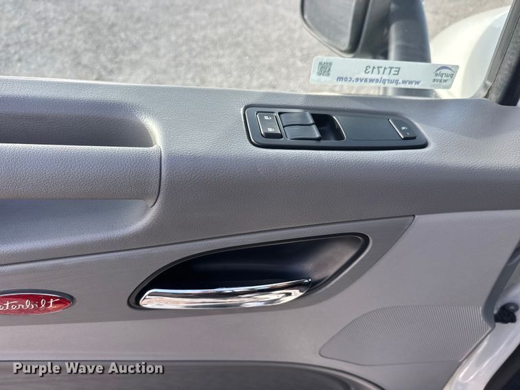 image for item ET1713 2020 Peterbilt 579 semi truck