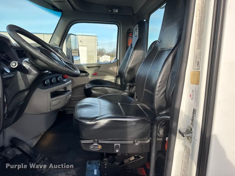 image for item ET1713 2020 Peterbilt 579 semi truck