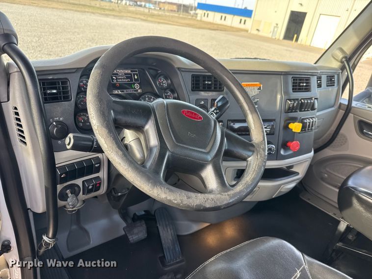 image for item ET1713 2020 Peterbilt 579 semi truck