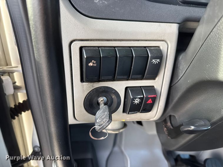 image for item ET1713 2020 Peterbilt 579 semi truck