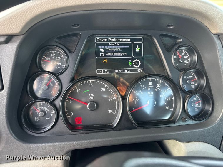 image for item ET1713 2020 Peterbilt 579 semi truck