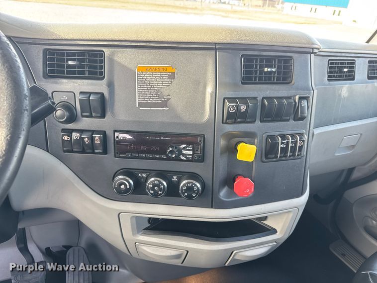 image for item ET1713 2020 Peterbilt 579 semi truck