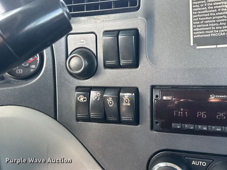 image for item ET1713 2020 Peterbilt 579 semi truck