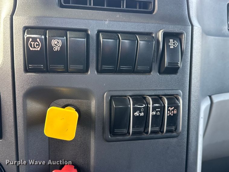 image for item ET1713 2020 Peterbilt 579 semi truck