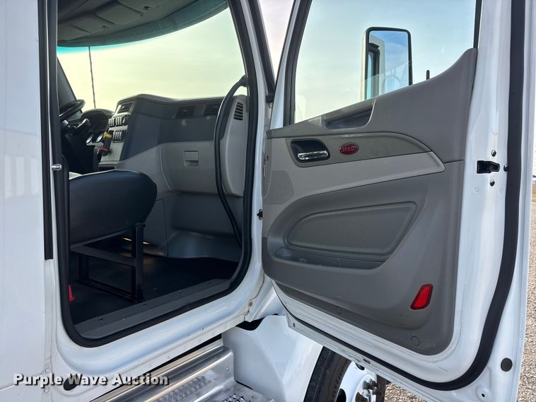 image for item ET1713 2020 Peterbilt 579 semi truck