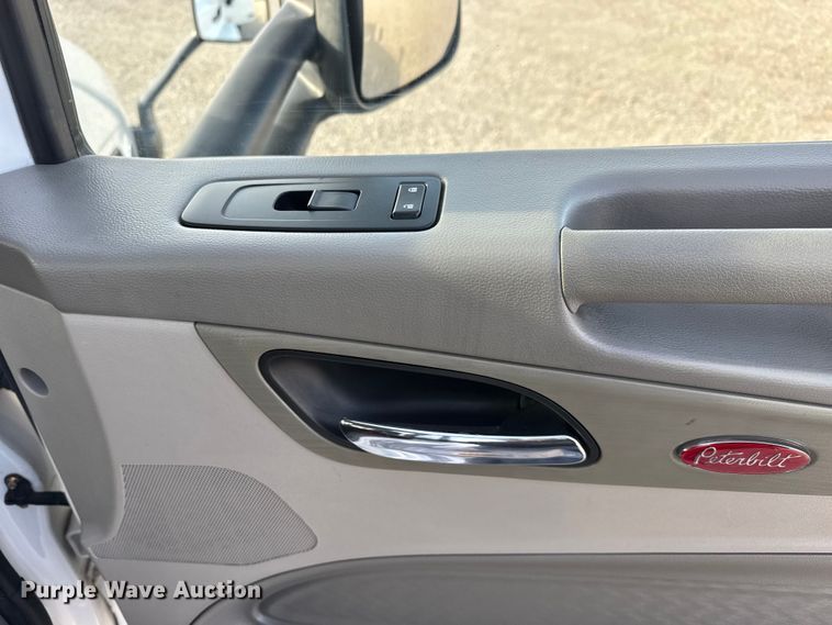 image for item ET1713 2020 Peterbilt 579 semi truck