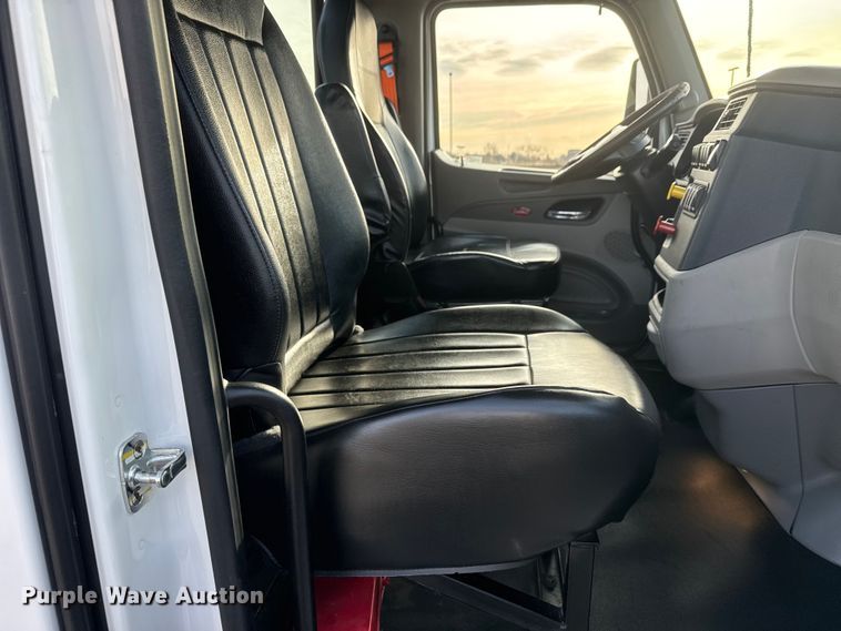 image for item ET1713 2020 Peterbilt 579 semi truck