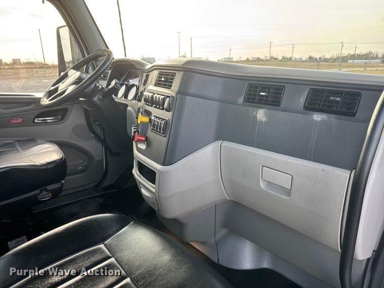 image for item ET1713 2020 Peterbilt 579 semi truck