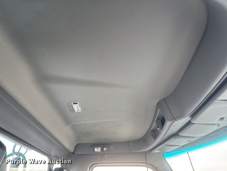 image for item ET1713 2020 Peterbilt 579 semi truck