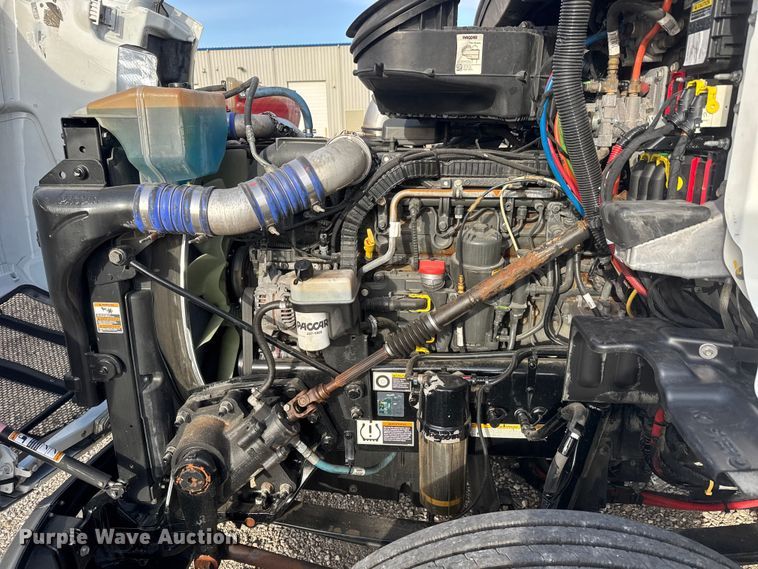 image for item ET1713 2020 Peterbilt 579 semi truck