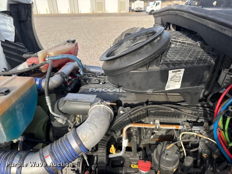 image for item ET1713 2020 Peterbilt 579 semi truck