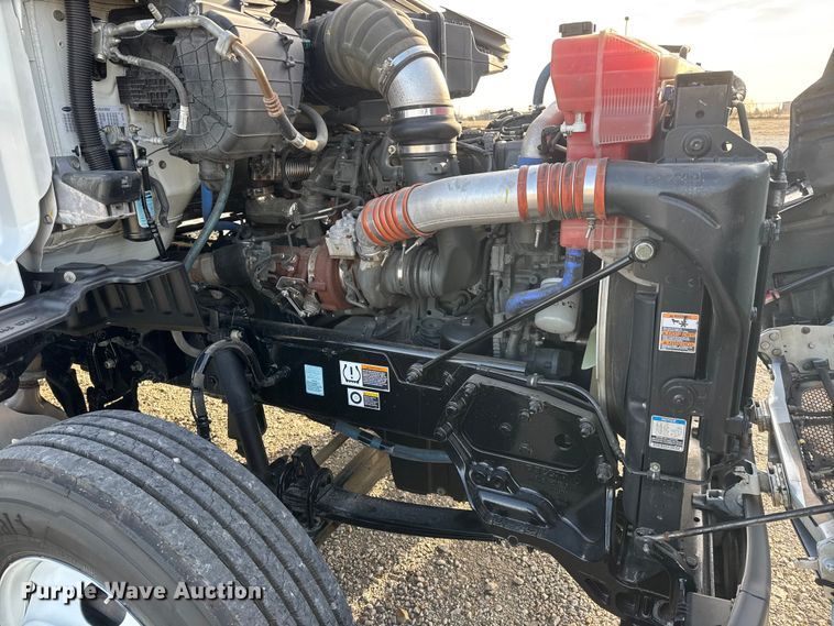 image for item ET1713 2020 Peterbilt 579 semi truck