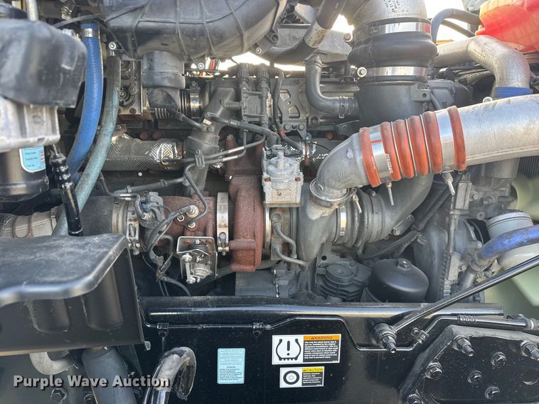 image for item ET1713 2020 Peterbilt 579 semi truck