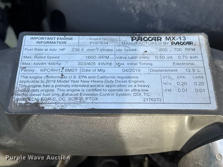 image for item ET1713 2020 Peterbilt 579 semi truck