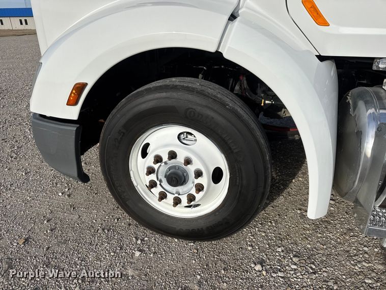 image for item ET1713 2020 Peterbilt 579 semi truck
