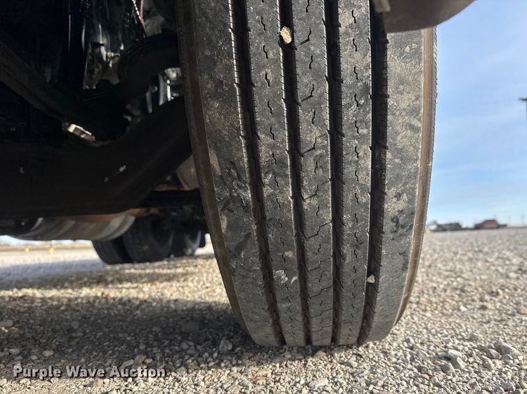 image for item ET1713 2020 Peterbilt 579 semi truck