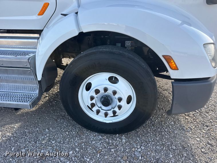 image for item ET1713 2020 Peterbilt 579 semi truck