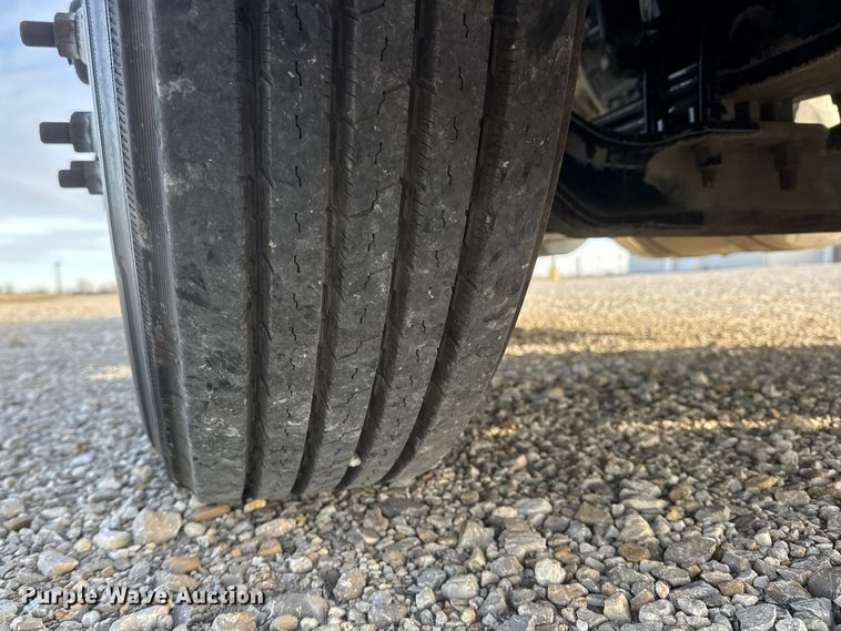 image for item ET1713 2020 Peterbilt 579 semi truck