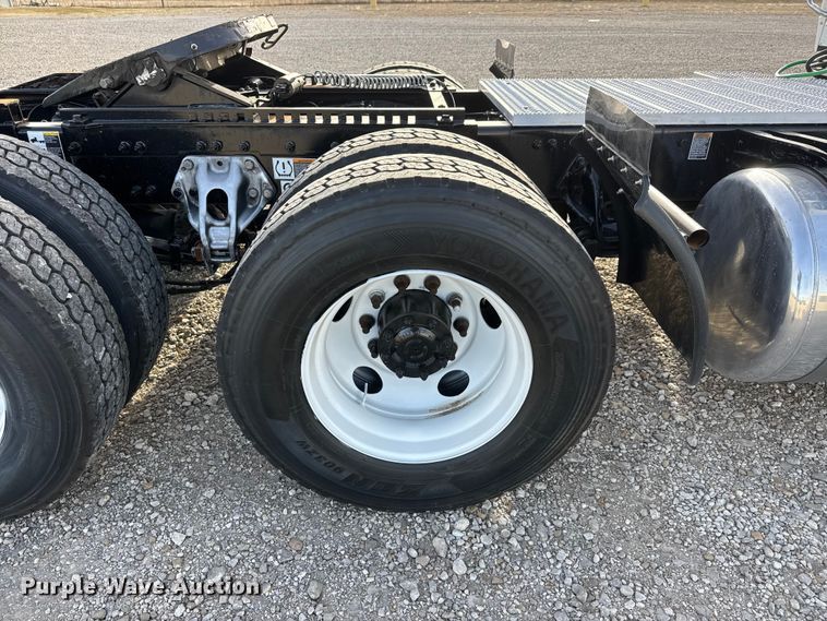 image for item ET1713 2020 Peterbilt 579 semi truck