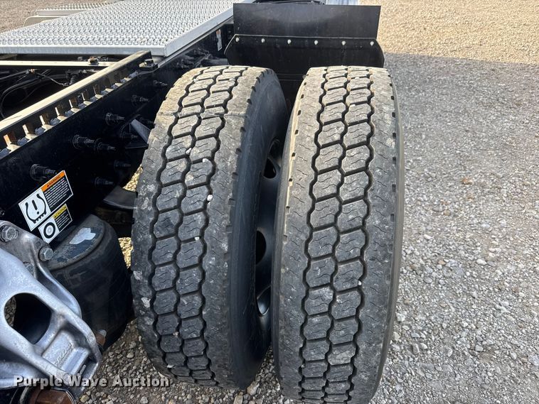 image for item ET1713 2020 Peterbilt 579 semi truck