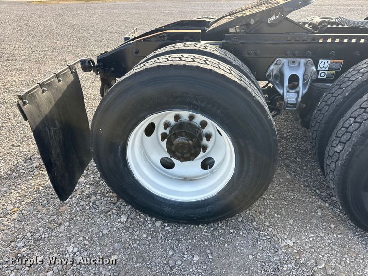 image for item ET1713 2020 Peterbilt 579 semi truck