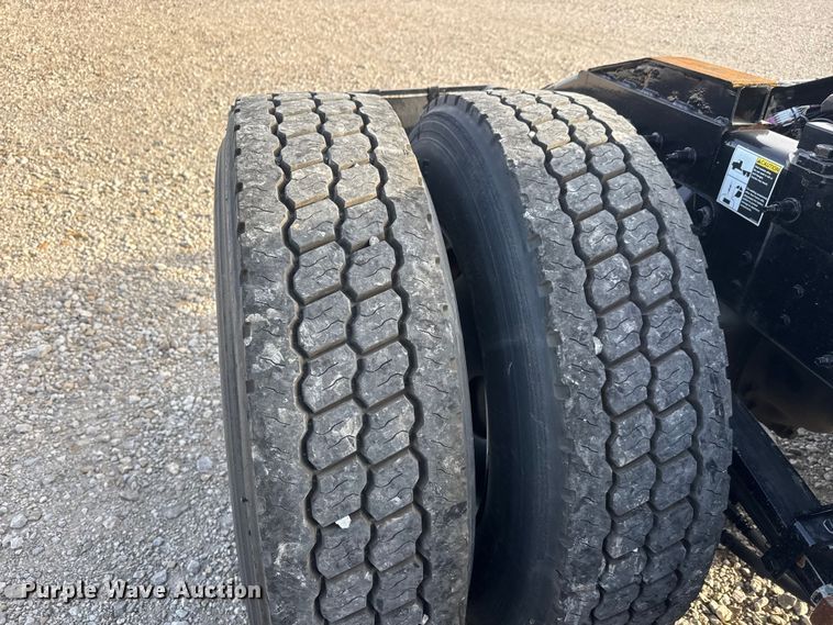 image for item ET1713 2020 Peterbilt 579 semi truck