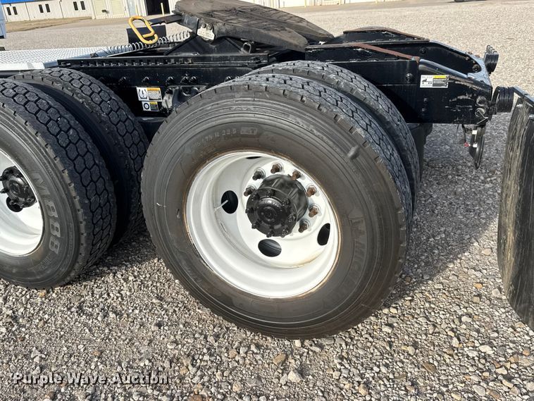 image for item ET1713 2020 Peterbilt 579 semi truck