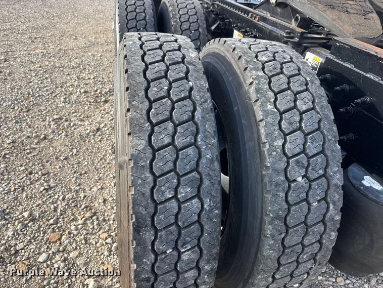 image for item ET1713 2020 Peterbilt 579 semi truck