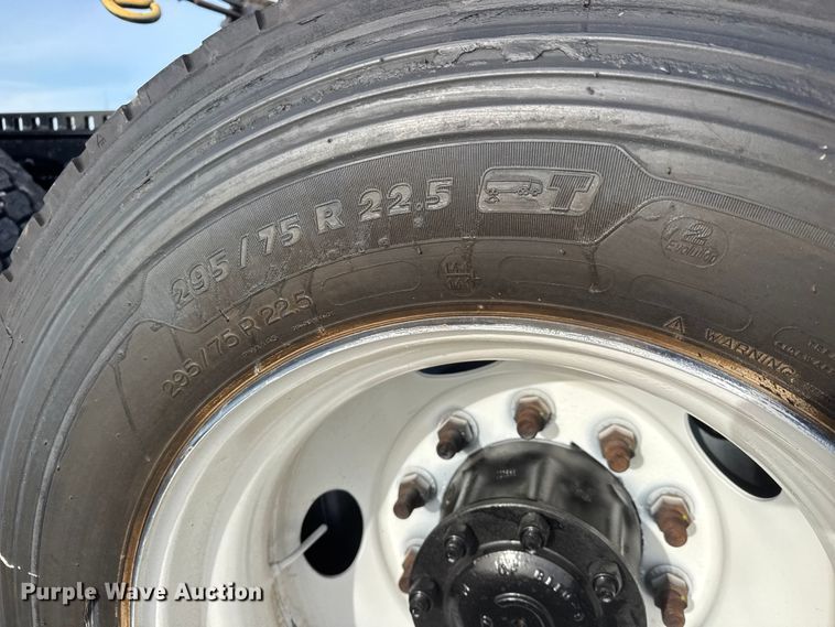 image for item ET1713 2020 Peterbilt 579 semi truck