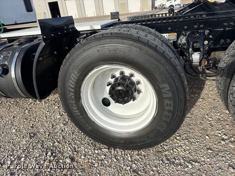 image for item ET1713 2020 Peterbilt 579 semi truck