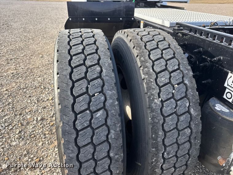 image for item ET1713 2020 Peterbilt 579 semi truck